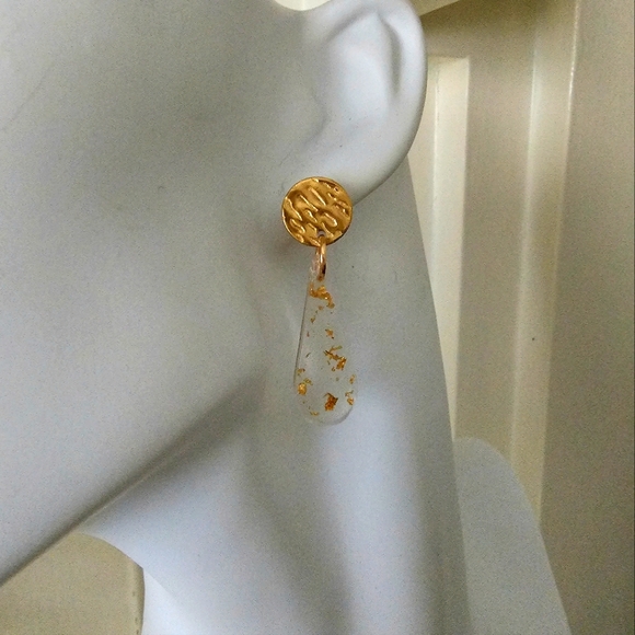 Gold leaf in resin earrings - Picture 2 of 5